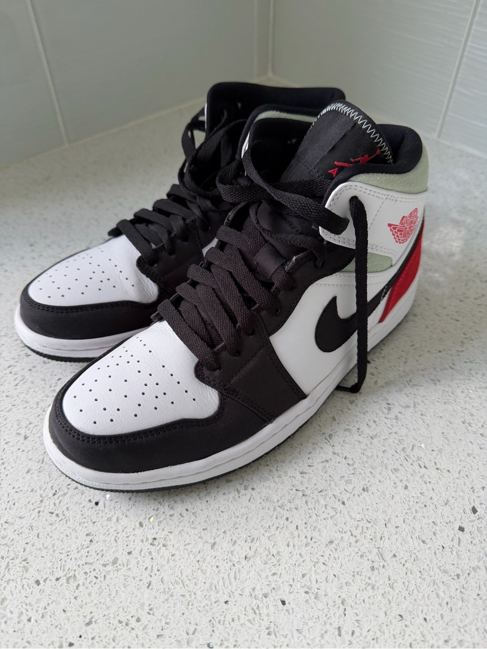 Men's High-Top Basketball Sneakers - Black / White / Red